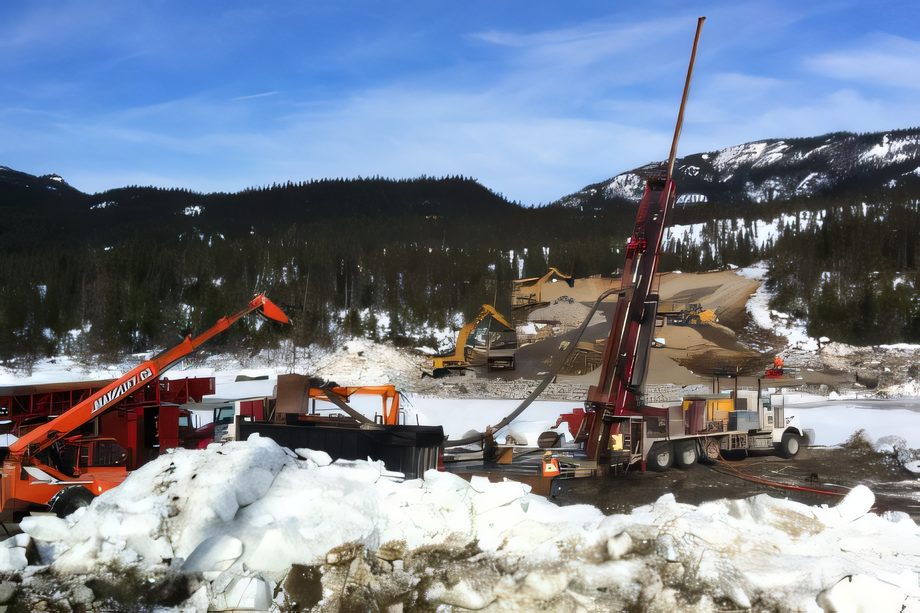 Le chantier enneigé au bord de l’eau, foreuse au mât incliné, montagnes de la Côte-Nord