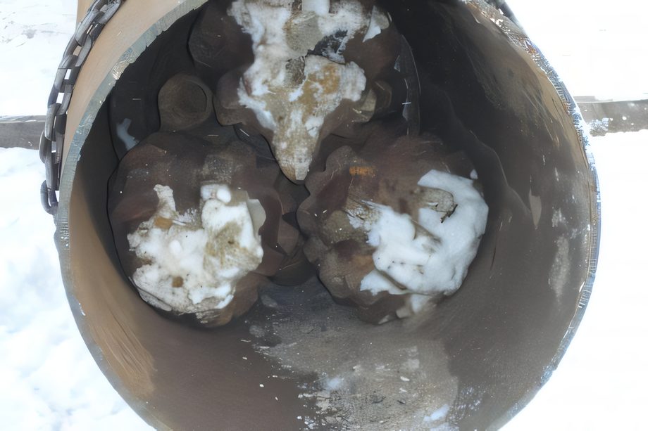 Vue plongeante dans un tubage d’acier avec de la glace formée sur les parois